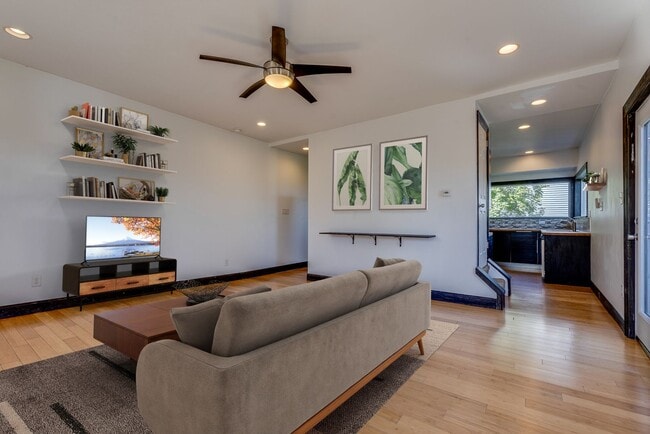 Photo - 200 St Thomas St