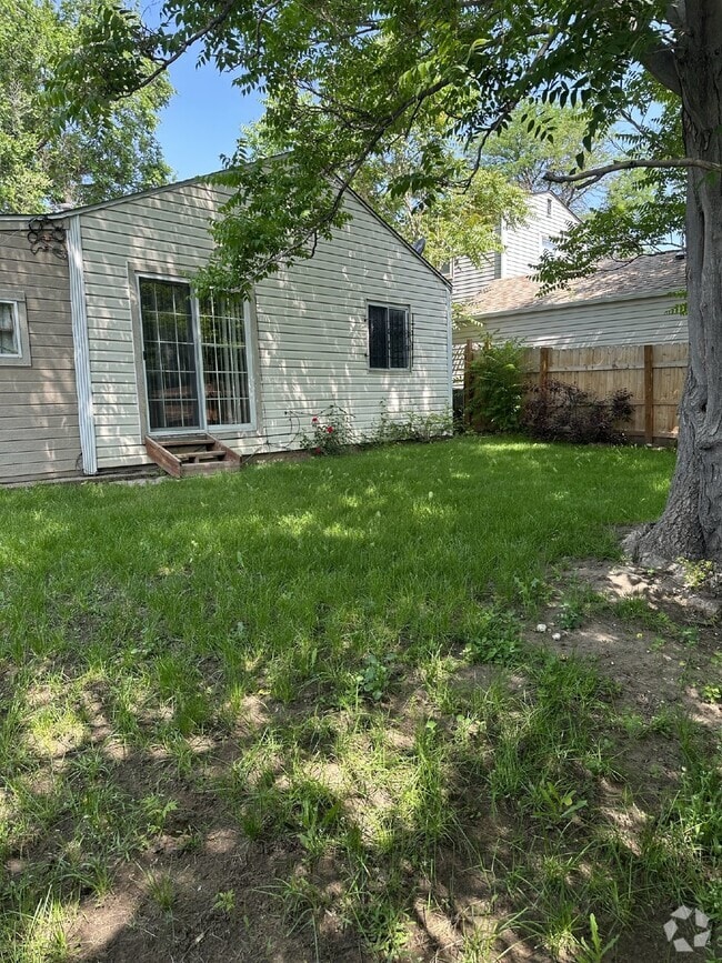 Building Photo - Don't Miss Out This 3 Bed/1 Bath Home in C...