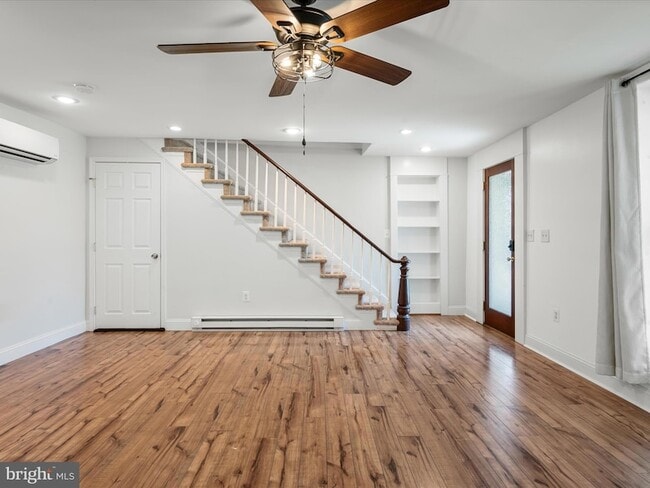 Photo - 5479 Main St