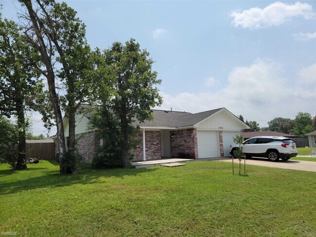 Photo - 3 br, 2 bath House - 3900 Windwood Cir