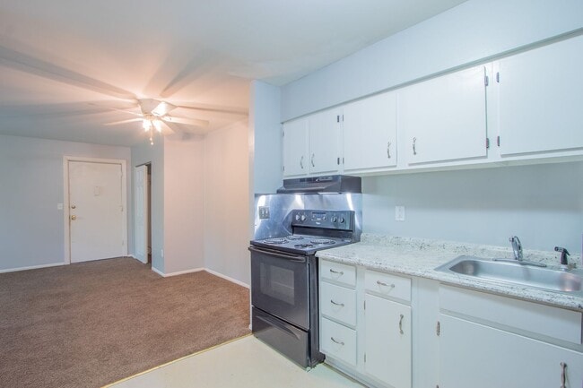 Building Photo - CREST MANOR APARTMENTS Unit CREST MANOR 108-B12