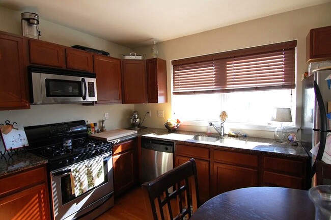 Building Photo - 204 Sumac St Unit 2