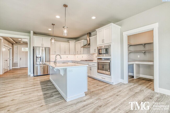 Photo - FOR RENT - 5 Bed Richland Home with 3-Car ...