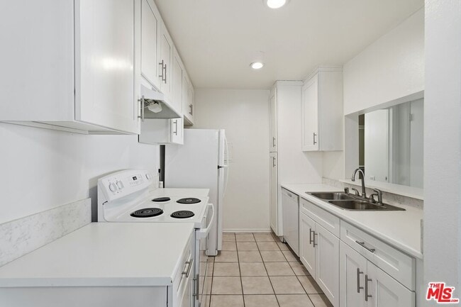 Photo - 5460 White Oak Ave Unit G111