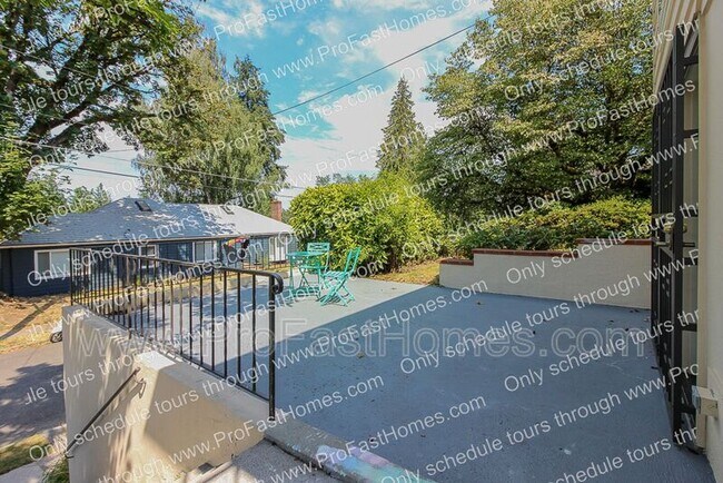 Photo - 616 SW Moss St