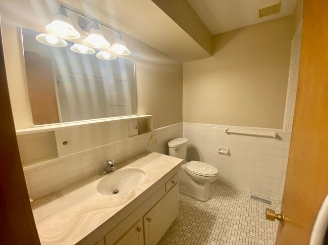 Photo - Ground Floor Large 1 Bedroom 1 Bath Available Unidad IVA36