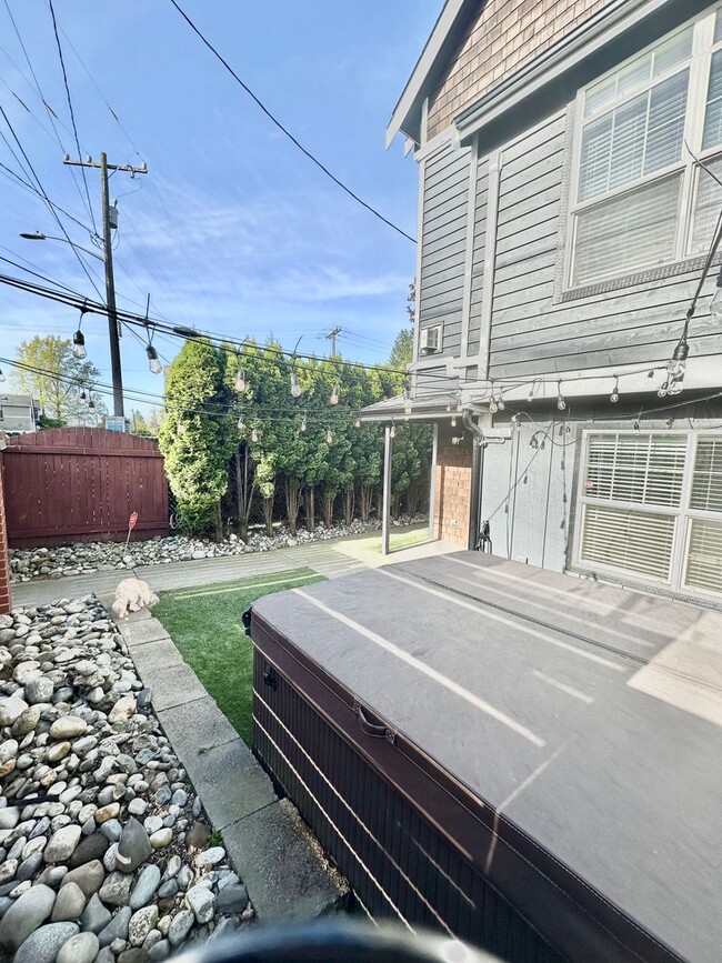 Photo - Modern 3 bedroom, 2.5 bathroom Townhome in Mapleleaf!
