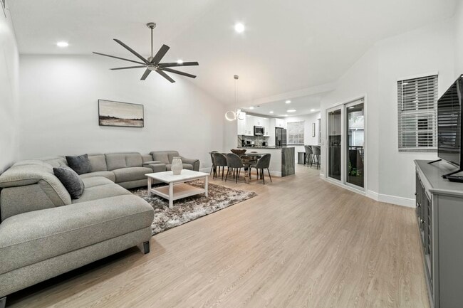 Photo - 6553 Via Regina