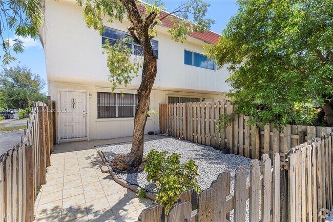 Building Photo - 1520 NE 151st St Rental