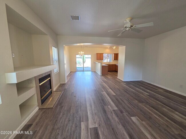 Photo - 556 N Robles St