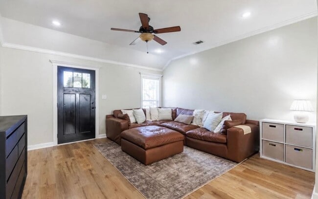 Photo - 901 Sugarberry Dr