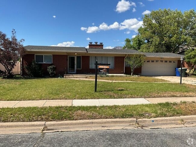 Building Photo - 3 bdrm 2 bath Home 2 car Garage small dog ...