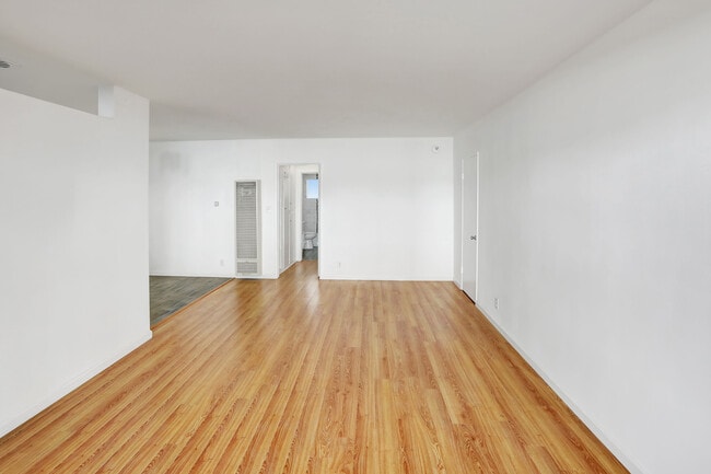 Photo - 7566 Romaine St Unidad #4