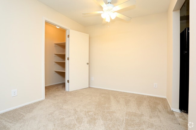 1BR, 1BA - 863 SF - Dining Area