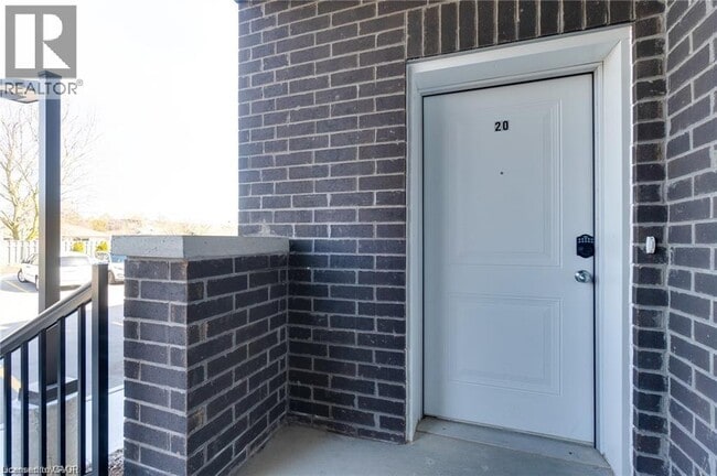 Photo - 600 Victoria St S