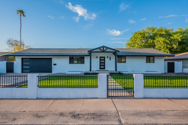 Frente #1 - 126 E Palmcroft Dr