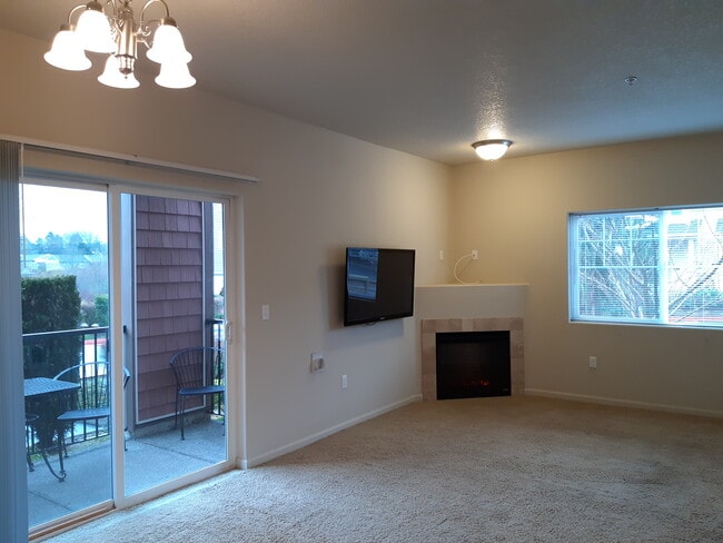 Slider to Patio &amp; Fireplace - 10664 NE Holly St Unit #102