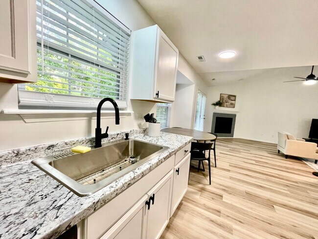 Photo - 3210 Oak Lawn Dr House