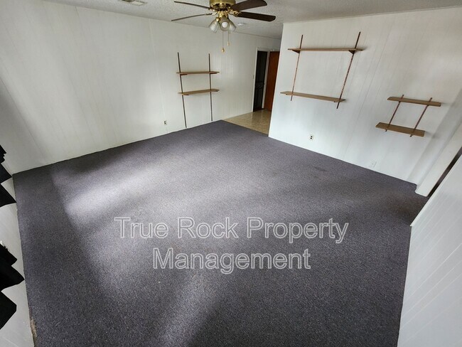 Photo - 424 W 1st St