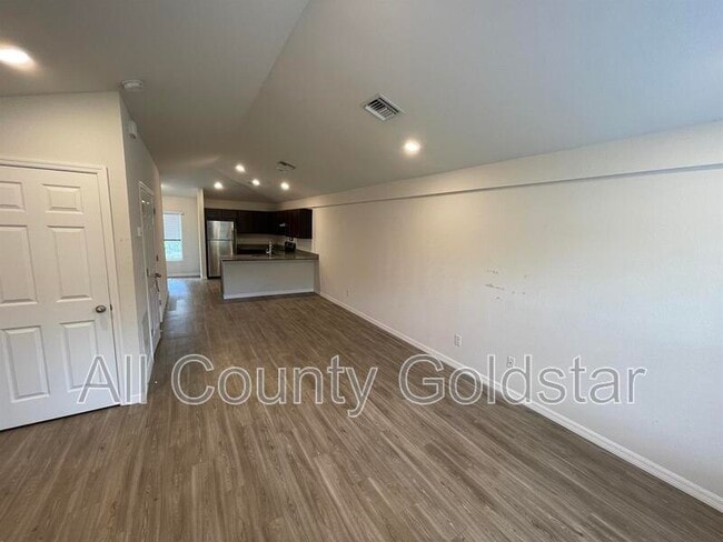 Photo - 2084 Hilton St