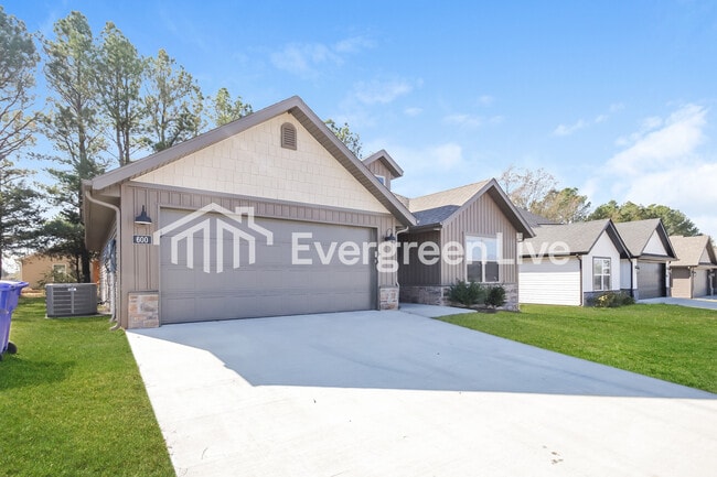 Photo - 600 E Osage Trce