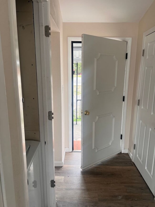 Photo - 3 bedroom, 1 Bath home - Rare find with a ...