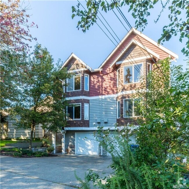 Building Photo - 3 bd 3 bath townhouse close to SPU