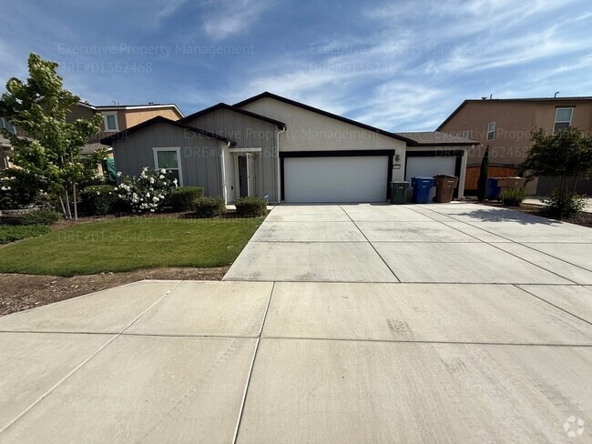Building Photo - Spacious 4 bedroom/ 3 bathroom home