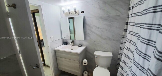 Photo - 2450 NE 135th St Unidad 803