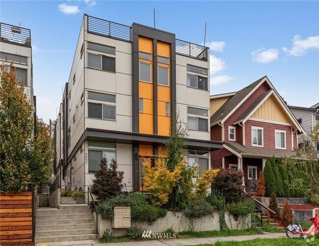 Building Photo - Modern Townhouse with Rooftop Deck & Bay V...