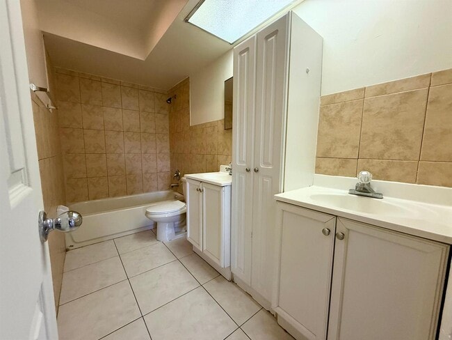 Building Photo - 411 55th St Unit 411