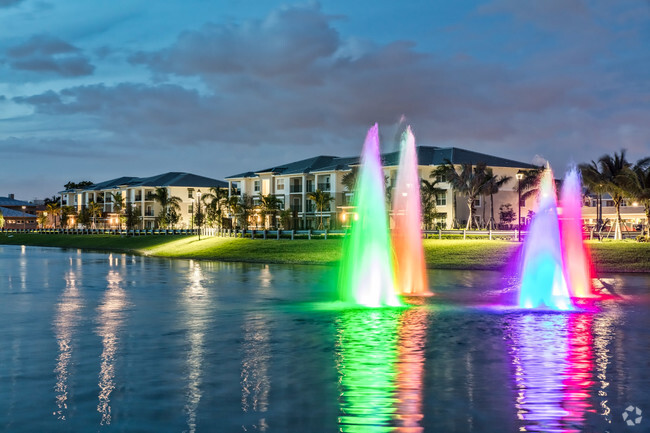 Lake with illuminated fountains - The Reserve at Coral Springs Rental