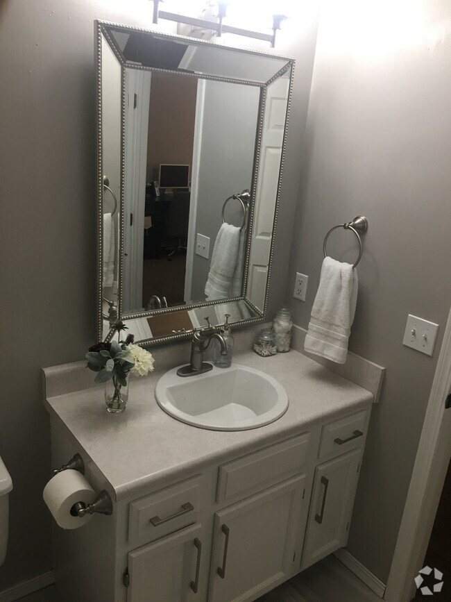 Building Photo - 850 W Hickory Nut Ct Rental