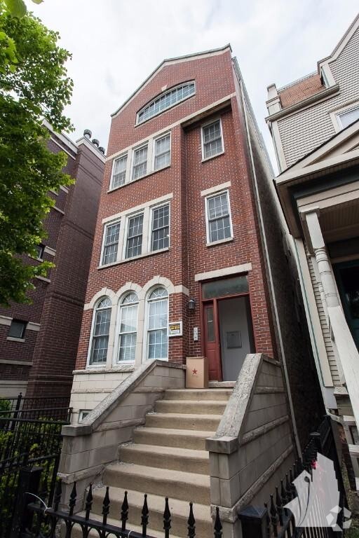 Building Photo - 1326 W Diversey Pkwy Rental