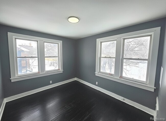 Photo - 2676 Sturtevant St