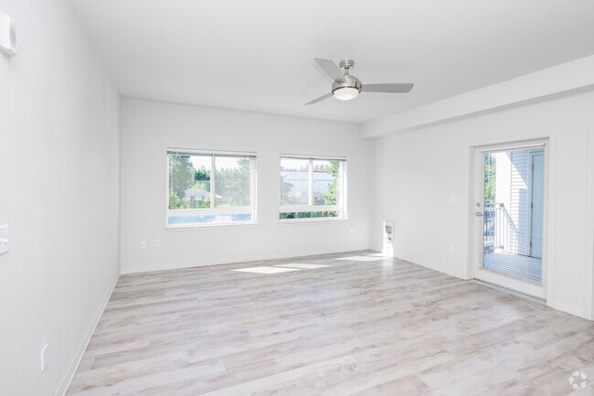 2BR, 1BA - 813SF - Living Room