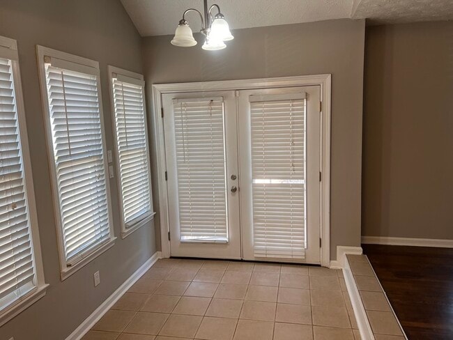 Photo - 227 Goldie Dr SE