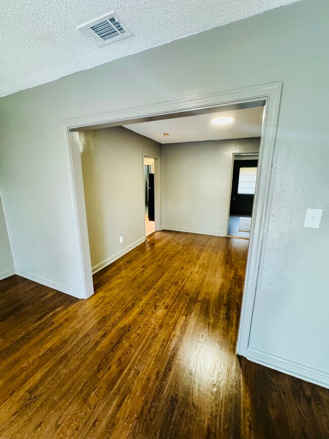 Photo - 1828 Mitchell St