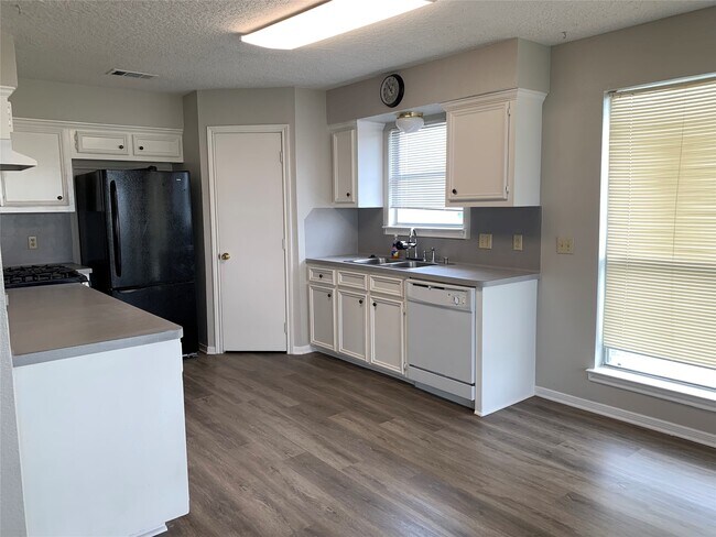 Photo - 585 Warsaw Dr