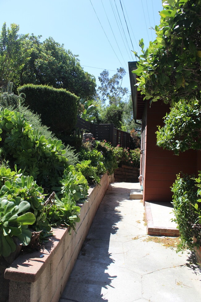 Private Entrance - 934 Highline Rd Unit House