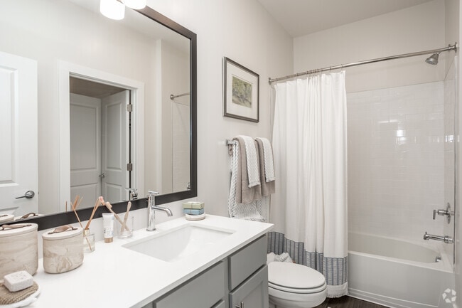 2BR, 2BA - 1088SF Birch - Bathroom