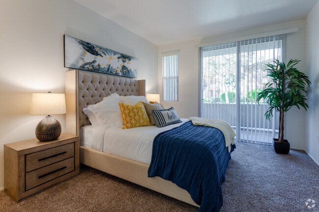 2BR, 2BA - 1148 SF