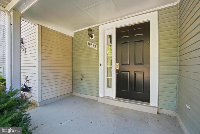 Photo - 10352 College Square