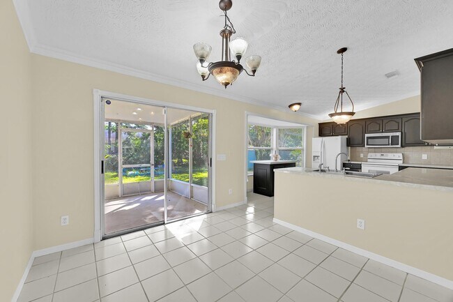 Photo - 462 NW Sherbrooke Ave