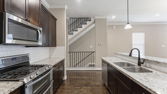 Photo - 922 W 20th St