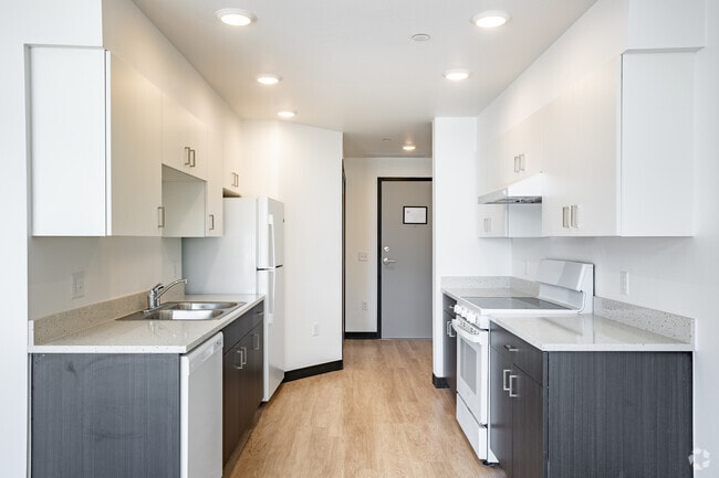 2BR, 1BA - 940SF - Kitchen