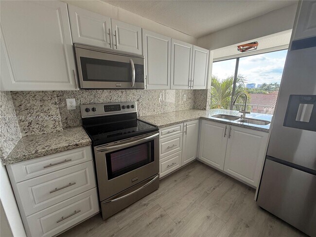 Building Photo - 9410 W Flagler St Unit 312