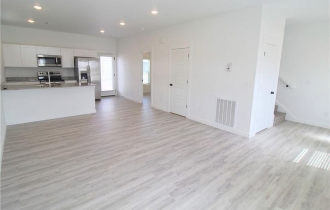 Photo - 881 Boardwalk Ave