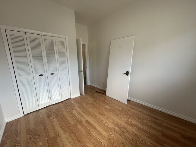 Photo - 865 King St E Unit 2