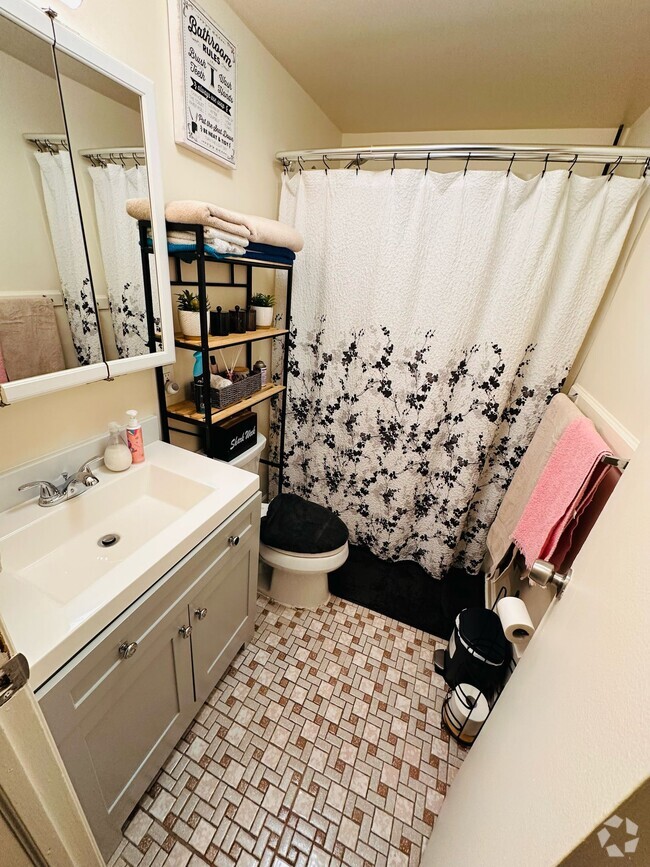 Building Photo - 374 Somerset St Unit 3 Rental